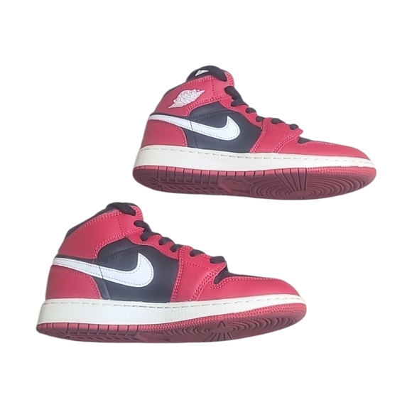 Nike Air Jordan Mid 1 Boys Sneakers Black and Red Youth 4.5 - Picture 3 of 8